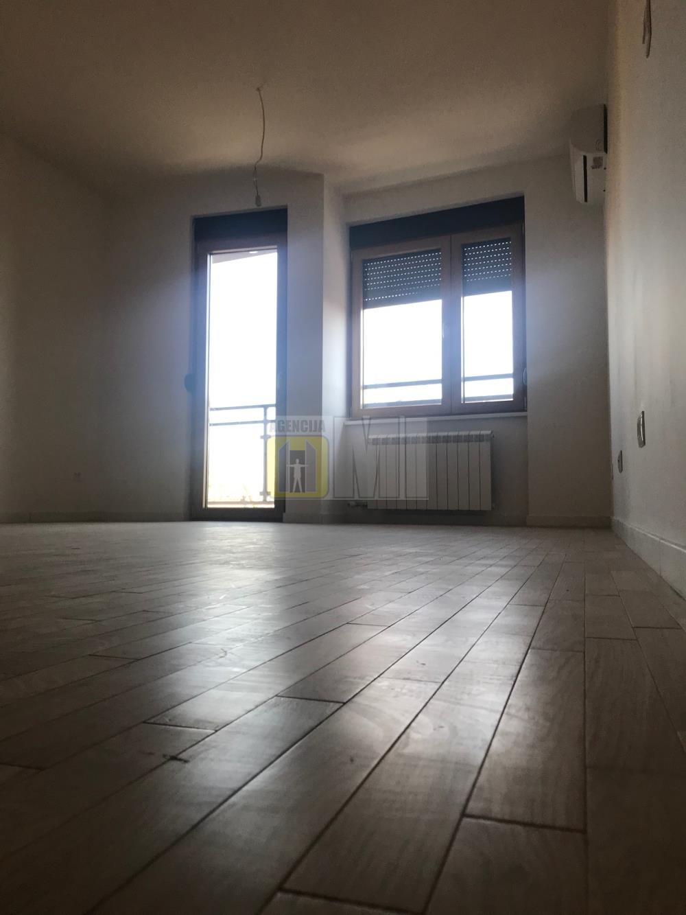 Zelena Avenija, Zemun, 3.0, 76m
