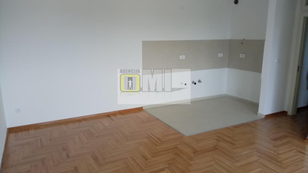 Zemun, Dunav, 2.5, 72m2, 2/4, prazan, useljiv, NOVO