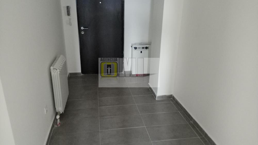 Zemun, Dunav, 2.5, 72m2, 2/4, prazan, useljiv, NOVO