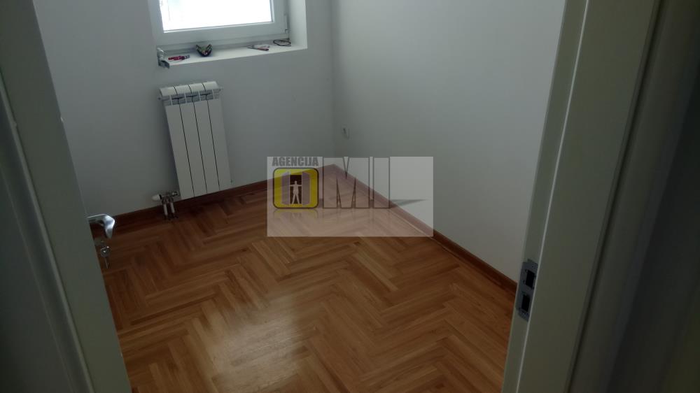 Zemun, Dunav, 2.5, 72m2, 2/4, prazan, useljiv, NOVO