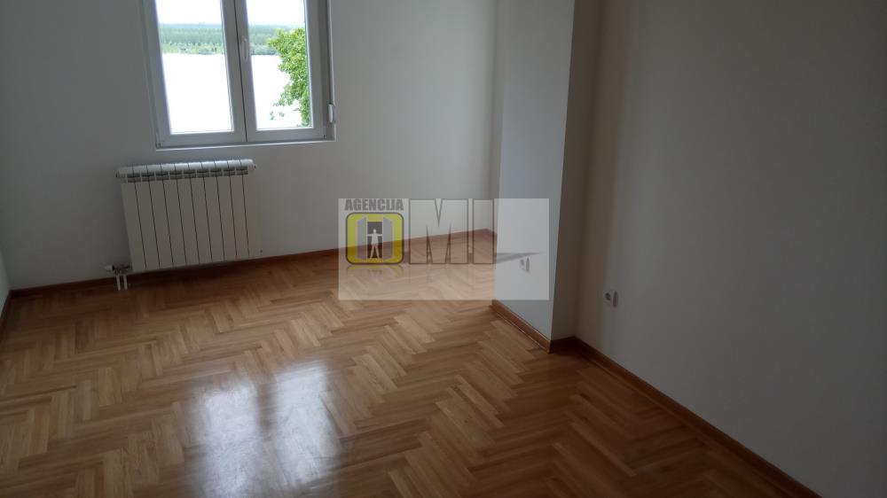 Zemun, Dunav, 2.5, 72m2, 2/4, prazan, useljiv, NOVO